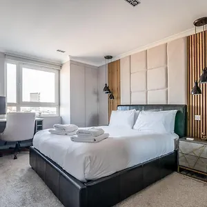 Canary Wharf Retreat With Free Secure Parking London